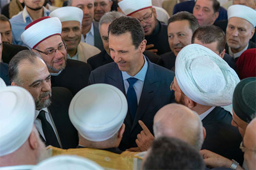 Bashar al Assad saluda y entabla conversaciones con los creyentes asistentes Presidente sirio participa en rezo por inicio de “Eid al Adha”, en Damasco